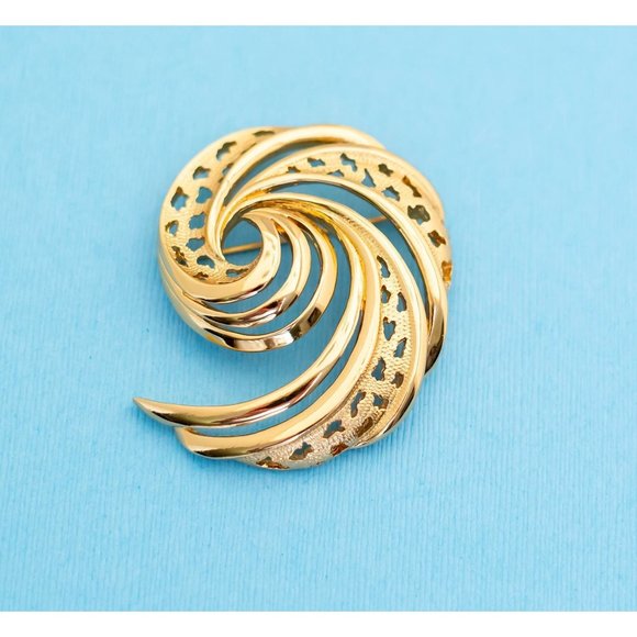 Vintage Elegant Golden Vortex Brooch by Monet - N4 - Picture 1 of 2